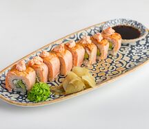 Ролл с опаленным лососем