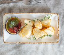 Жареный сыр сулугуни с соусом