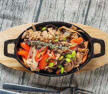 Сковородка с курицей