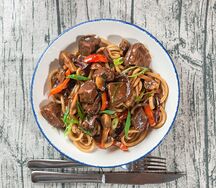 Медальоны из говядины с овощами