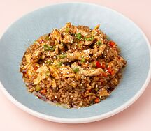 Жареный рис с яйцом и курицей