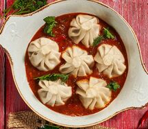 Хинкали с говядиной и свининой в грузинском соусе