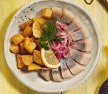 Сельдь с отварным картофелем