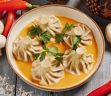 Мини-хинкали в соусе том ям