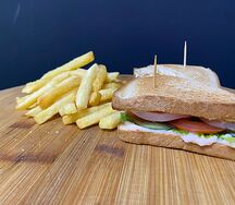 Сэндвич с ветчиной и сыром и картошкой фри