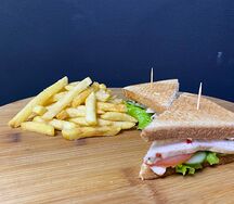 Сэндвич с курицей и сыром и картошкой фри