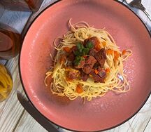 Гуляш из говядины со спагетти