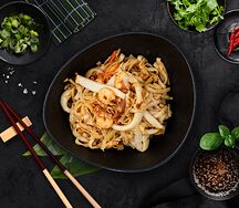 Вок с коктейльными креветками и кальмаром