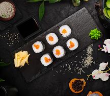 Классические роллы с лососем