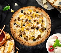 Пицца с курицей и ананасами