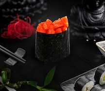 Гункан с лососем