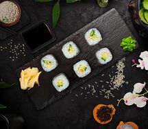 Классические роллы с огурцом и кунжутом