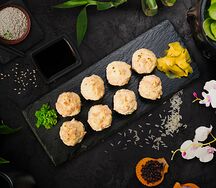 Запеченный ролл с брынзой и лососем