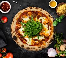 Пицца с курицей и сыром чеддер