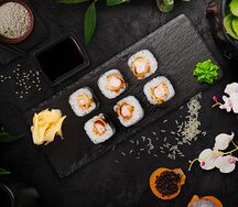 Классические роллы с креветкой в кляре