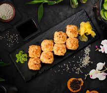 Запеченный ролл с лососем и снежным крабом