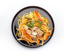 Удон с курицей в кисло-сладком соусе