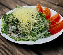 Салат с рукколой