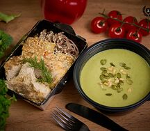 Слайсы из куриной грудки и крем-суп из зеленого горошка