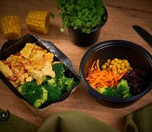 Индейка в кокосовом карри с нутом и брокколи, боул из свёклы с кукурузой и брокколи