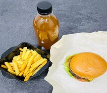 MaзКомбофф с картофелем фри, компотом из сухофруктов и бургером с говядиной