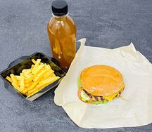 MaзКомбофф с картофелем фри, компотом из сухофруктов и бургером с курицей