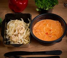 Удон с куриным филе в сливочном соусе и сливочно-томатный суп с индейкой