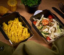 Курица в соусе карри и овощной салат