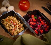 Удон с треской в соусе терияки и салат свекольный с огурчиками