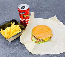 MaзКомбофф с картофелем фри, колой и бургером с курицей