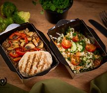 Гречка с куриной котлетой и овощной салат