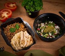 Курица с гречкой, салат с огурцом и редисом