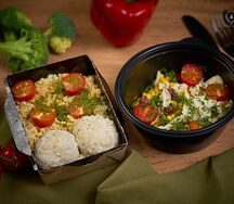 Митболы в сливочно-ореховом соусе и булгуром, салат с айсбергом, фасолью и кукурузой