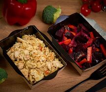 Фриттата куриная с овощным соте и свекольный салат с маринованными огурчиками