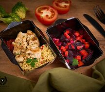 Мини-шашлычки из куриного филе и булгур с овощами, салат свекольный с маринованными огурчиками