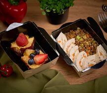 Рулет куриный с овощами и гречкой, печеное яблоко с клубникой