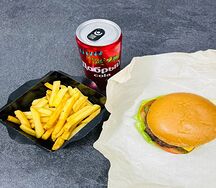 MaзКомбофф с картофелем фри, колой и бургером с говядиной