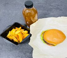 MaзКомбофф с картофелем по-деревенски, компотом из сухофруктов и бургером с говядиной