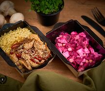 Фрикасе с болгарским перцем и салат свекольный с нутом