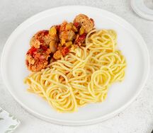 Спагетти с фрикадельками в овощном соусе