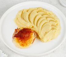 Картофельное пюре и горбуша в омлете