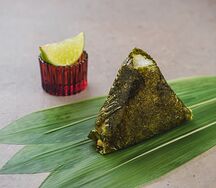 Онигири с лососем