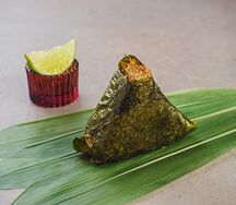 Онигири с тунцом