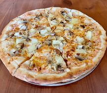 Пицца с ананасом