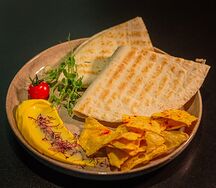 Сливочная кесадилья с курицей и грибами в белом соусе