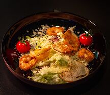 Цезарь с королевскими креветками
