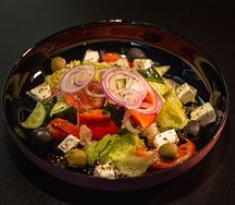 Греческий салат с фетаксой