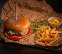 Бургер с мраморной котлетой и фри