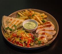 Гирос с куриной грудкой, салатом и сырной лепешкой