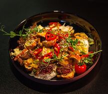 Стейк-салат из говядины со свежими овощами